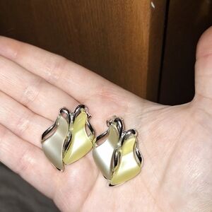 Vintage 70s Pat Pend Thermoset Clip On Earrings